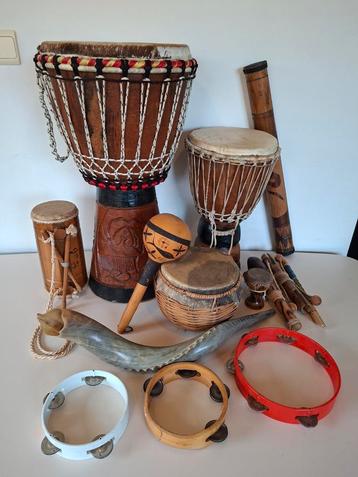 Diverse tribal ethnic muziekinstrumenten djembe percussie beschikbaar voor biedingen