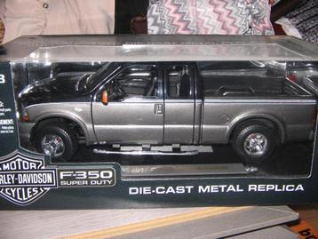diverse modelauto's op 1/18 beschikbaar voor biedingen