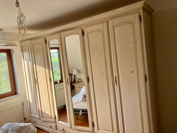 Mooie Kledingkast, dressoir en nachtkastjes beschikbaar voor biedingen