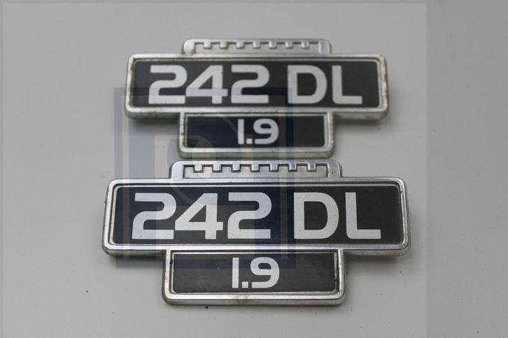 Embleem Volvo 242 scherm emblem 242 wing, Autos : Pièces & Accessoires, Autres pièces automobiles, Utilisé, Enlèvement ou Envoi