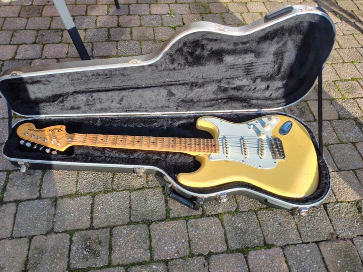 Fender Malmsteen Play Loud stratocaster, Muziek en Instrumenten, Snaarinstrumenten | Gitaren | Bas, Gebruikt, Ophalen of Verzenden