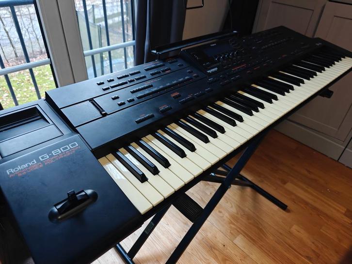 Clavier arrangeur Roland G-800 — Bon état, Musique & Instruments, Claviers, Utilisé, 76 touches, Roland, Sensitif, Avec pied, Connexion MIDI