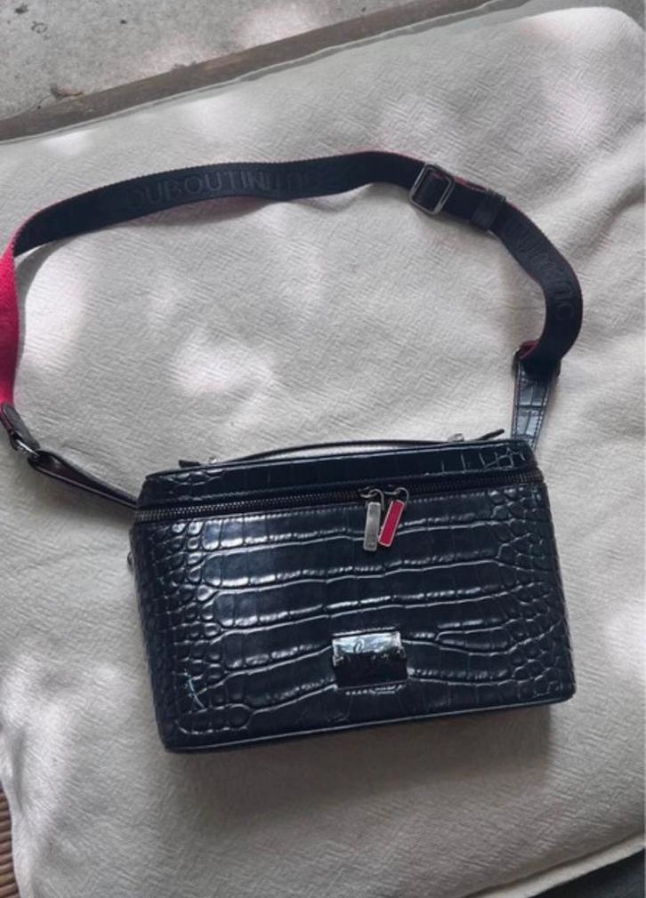 Sacoche Christian louboutin cuir de veau authentique, Handtassen en Accessoires, Tassen | Schoudertassen, Zwart, Leer, Ophalen