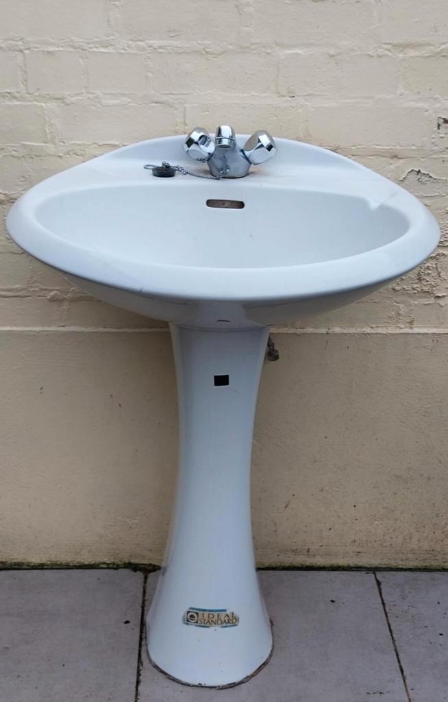 Lavabo en céramique avec colonne, robinet et bouchon. Oudenb, Maison & Meubles, Salle de bain | Meubles de Salle de bain, Enlèvement