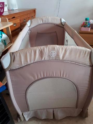 Mooie baby bed voor reis of thuis beschikbaar voor biedingen
