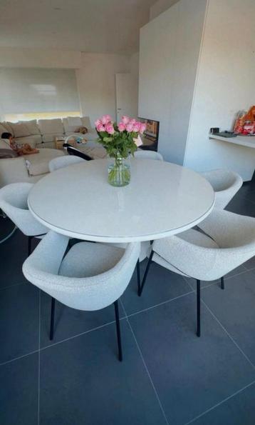 Ronde tafel TE KOOP beschikbaar voor biedingen