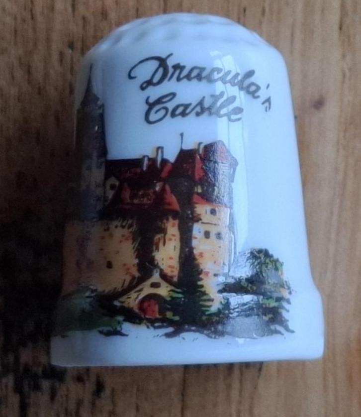 Vingerhoedje Dracula's Castle BRAN, Transilvania, Romania, Verzamelen, Vingerhoedjes, Zo goed als nieuw, Porselein, Ophalen of Verzenden