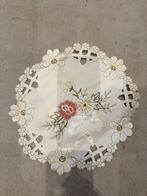 Petit napperon blanc à motifs fleurs, Enlèvement ou Envoi, Neuf, Ovale, Intérieur