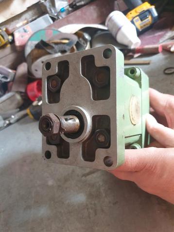 TE KOOP NIEUWE DUBBEL WERKENDE HYDRAULIEK POMP  beschikbaar voor biedingen