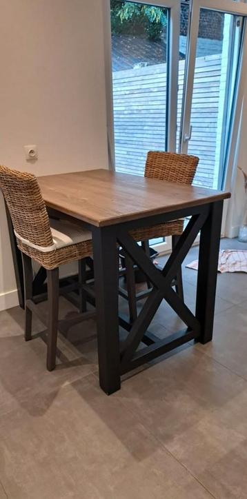 Hoge massieve eettafel beschikbaar voor biedingen