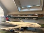 Delta airlines Boeing 747 1:200 met staander en doos, Verzamelen, Nieuw, Ophalen of Verzenden, Schaalmodel
