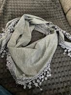 Foulard  triangulaire avec pendentifs de 165 cm de long, Enlèvement ou Envoi, Écharpe