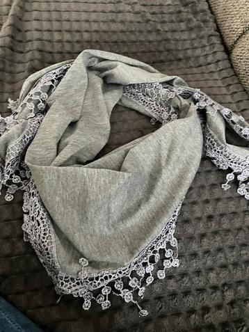 Foulard  triangulaire avec pendentifs de 165 cm de long, Enlèvement ou Envoi, Écharpe