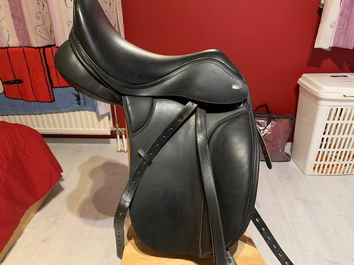 Selle de dressage Thorowgood T8 17,5 pouces, Dieren en Toebehoren, Paarden en Pony's | Zadels, Zo goed als nieuw, Dressuur, Ophalen