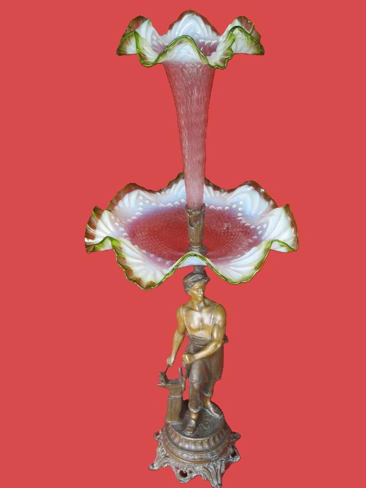 Victoriaanse vaas soliflore op apart voetstuk (smid)., Antiek en Kunst, Antiek | Vazen, Ophalen