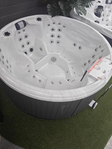 Spa toonzaalmodellen  beschikbaar voor biedingen