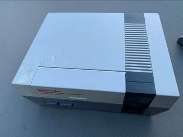 nintendo nes met 1 game en 2 joystick’s beschikbaar voor biedingen