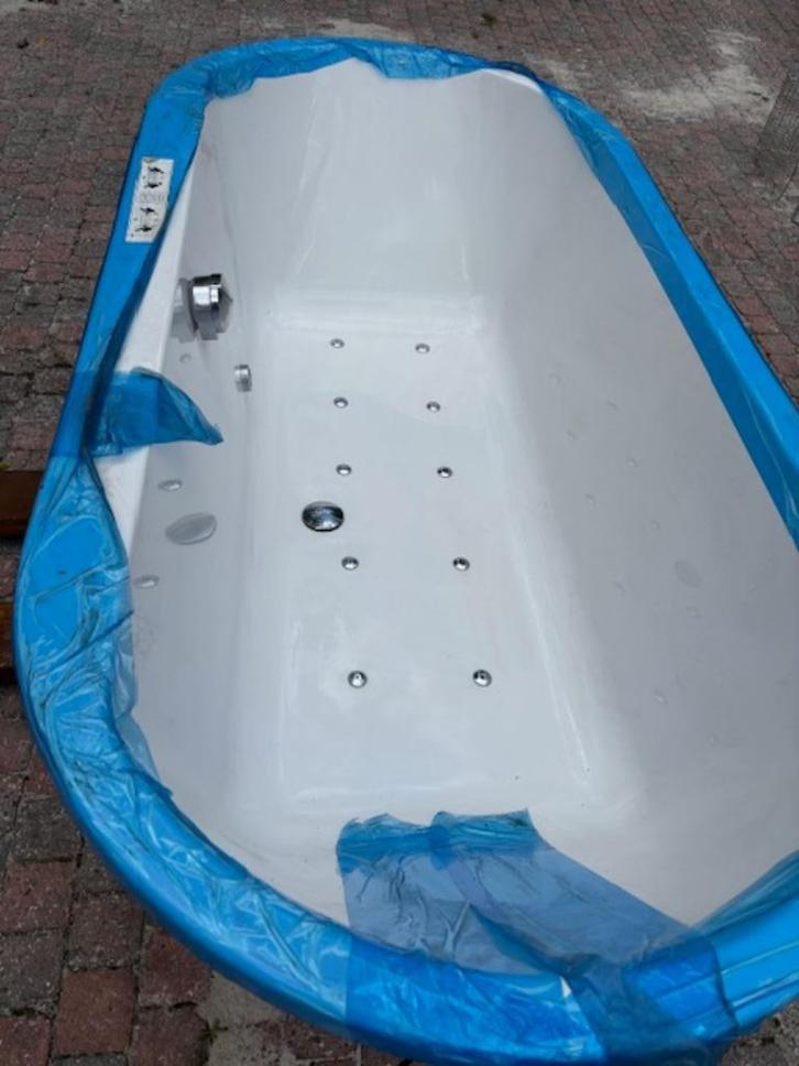 Bad Villeroy et Boch-Just relax avec bain à remous /Action, Maison & Meubles, Salle de bain | Salle de bain complète, Neuf, Enlèvement