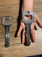 2 Prachtige zware flesopeners “vorm van sleutel, Comme neuf