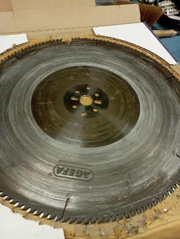 Zaagbladen en aandrijver beschikbaar voor biedingen