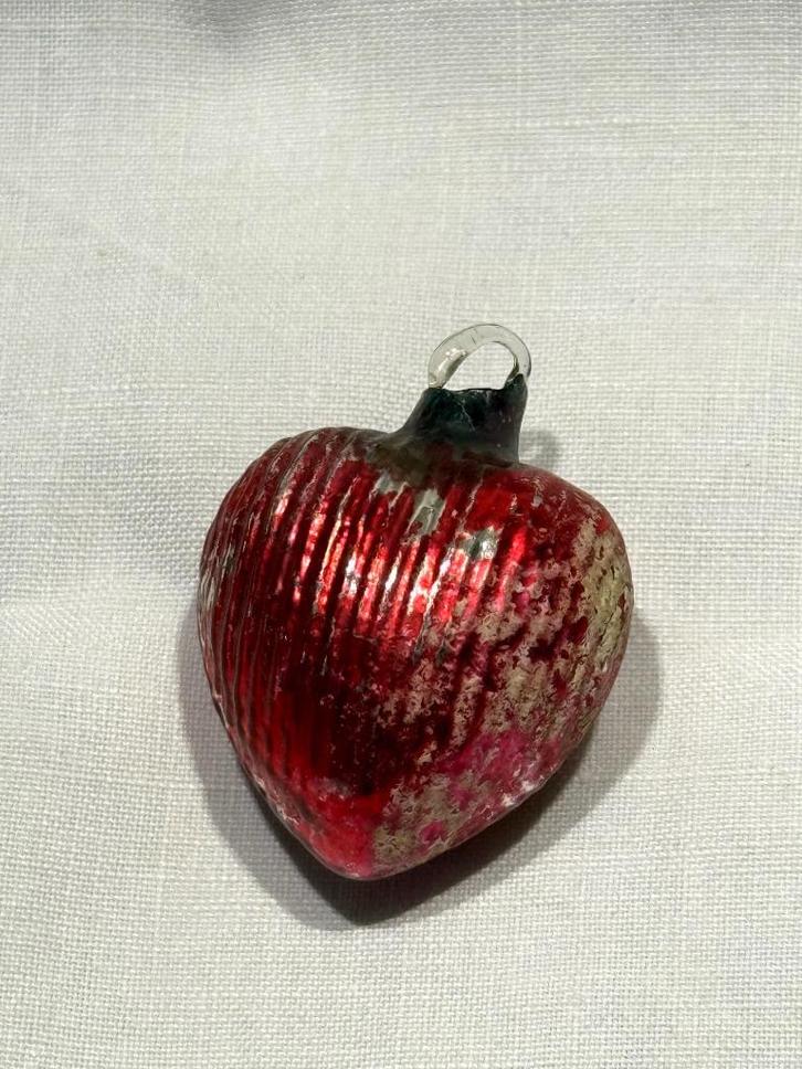 Ajeko rood gekleurde hartje / kerstbal 1938-1952, Antiek en Kunst, Curiosa en Brocante, Ophalen of Verzenden
