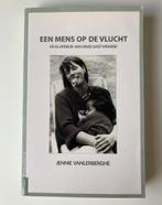 Een mens op de vlucht, de klapdeur van onze gastvrijheid, Je, Boeken, Ophalen of Verzenden, Nieuw, Maatschappij en Samenleving