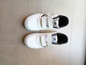 Chaussure adidas blanche et noire beschikbaar voor biedingen