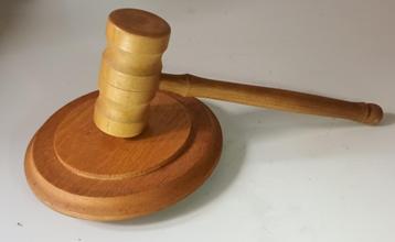 Houten voorzitters hamer beschikbaar voor biedingen