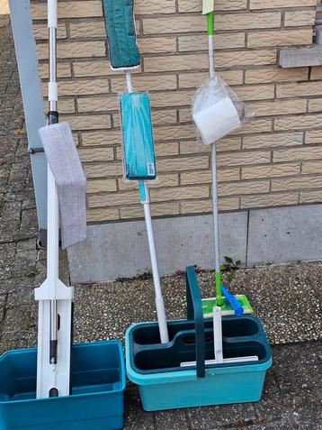 Divers produits de nettoyage, serpillère et swiffer