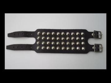 Zwarte leren armband met studs met 4 rijen. beschikbaar voor biedingen