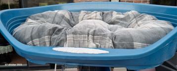 Grote blauwe hondenmand beschikbaar voor biedingen