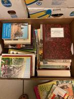 Volle banaandoos met allerlei boeken voor 20 euro, Ophalen, Zo goed als nieuw