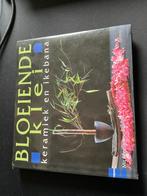 Bloeiende klei, keramiek en ikebana, Boeken, Ophalen of Verzenden, Zo goed als nieuw