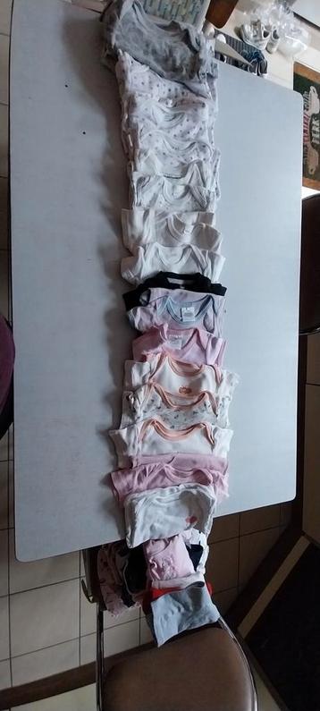 Lot vêtements jeune enfant / bébé fille 