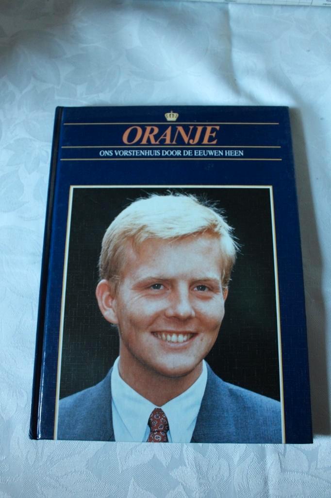 Oranje Ons vorstenhuis door de eeuwen heen Willem-Alexander, Collections, Maisons royales & Noblesse, Comme neuf, Magazine ou livre