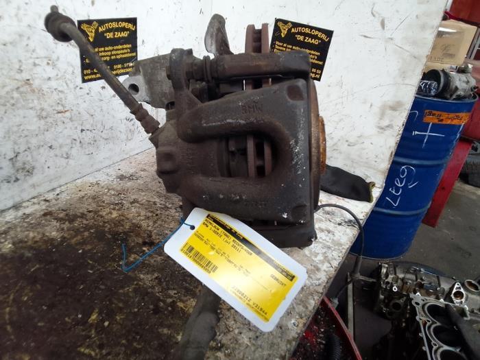 Remklauw (Tang) rechts-voor van een BMW 1-Serie, Auto-onderdelen, Remmen en Aandrijving, BMW, Gebruikt, 3 maanden garantie, Ophalen of Verzenden