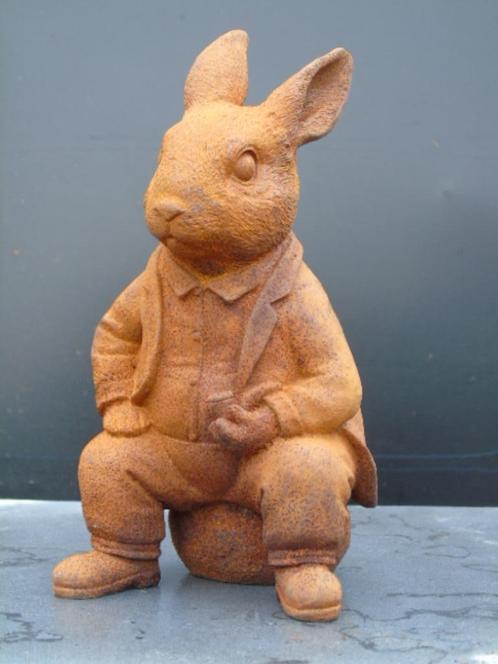 Een konijn zit in een roestig gietijzeren pak.., Tuin en Terras, Tuinwanddecoratie, Nieuw, Ophalen
