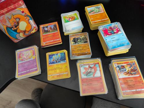 Pokémon Kaarten +- 400 (rare, common & holo) + Charizard tin, Hobby en Vrije tijd, Verzamelkaartspellen | Pokémon, Zo goed als nieuw