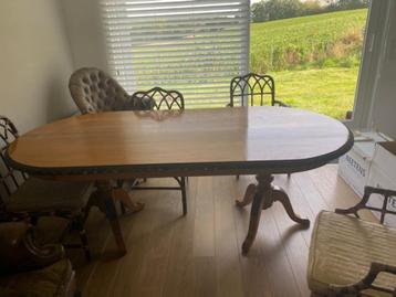 Massieve houten eettafel – klassiek ovaal model met sierlijk beschikbaar voor biedingen