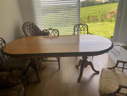 Massieve houten eettafel – klassiek ovaal model met sierlijk, Huis en Inrichting, Tafels | Eettafels, Gebruikt, 100 tot 150 cm