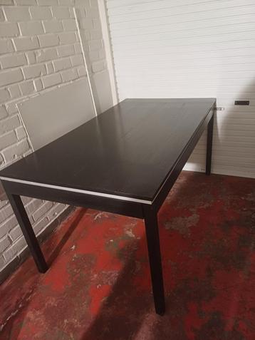 tafel uitrekbaar zwarte kleur in hout 1 m 55 lengte maar uit