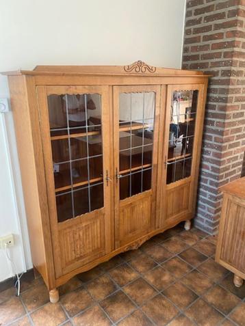 Brocante bureau en bijhorende opbergkast beschikbaar voor biedingen