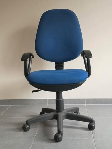 2 blauwe bureau stoelen