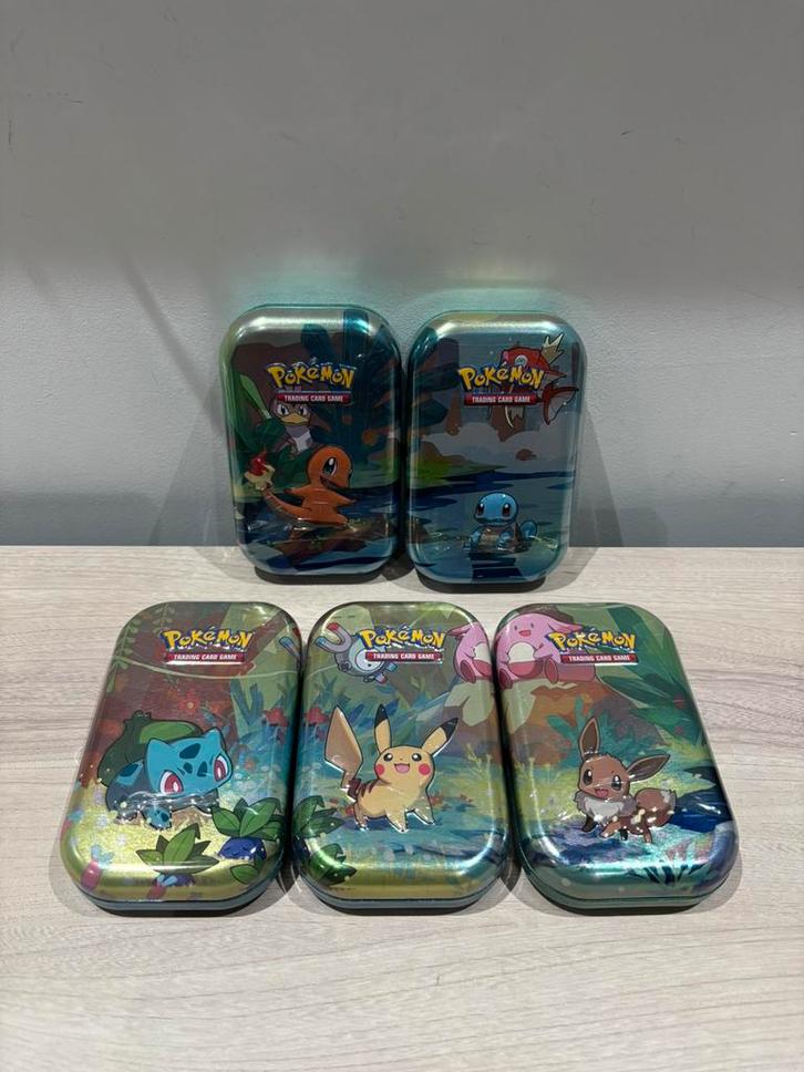 Pokémon TCG: Kanto Friends Mini Tins sealed & engels, Hobby en Vrije tijd, Verzamelkaartspellen | Pokémon, Zo goed als nieuw, Booster