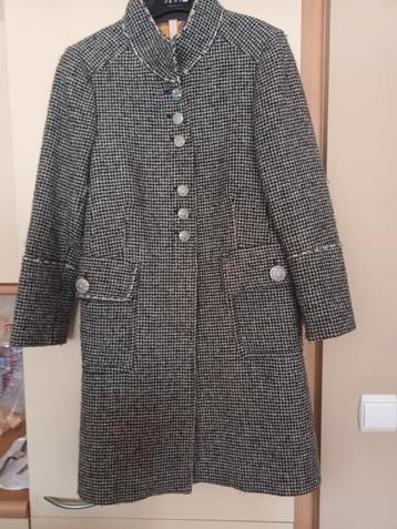 Volledig nieuwe stijlvolle mantel   l beschikbaar voor biedingen