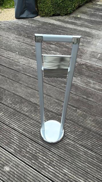 Toiletrol houder beschikbaar voor biedingen