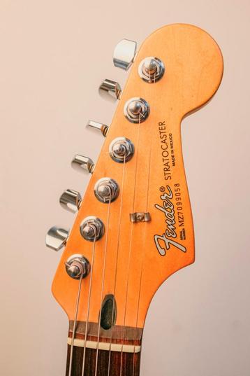 Fender Stratocaster Sunburst + housse, Enlèvement, Comme neuf, Solid body, Fender