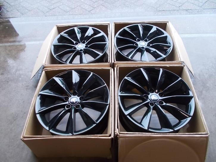 NIEUWE TESLA MODEL Y 3 VELGEN + WINTERBANDEN 245 45 R19 TPMS, Auto diversen, Overige Auto diversen, Ophalen of Verzenden