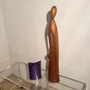 Hout sculptuur en gesigneerd  beschikbaar voor biedingen