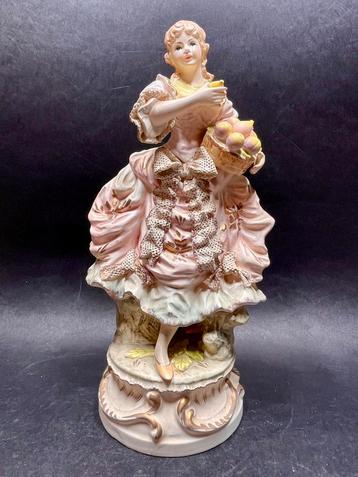 Porseleinen beeld hand gedecoreerd perfect staat beschikbaar voor biedingen